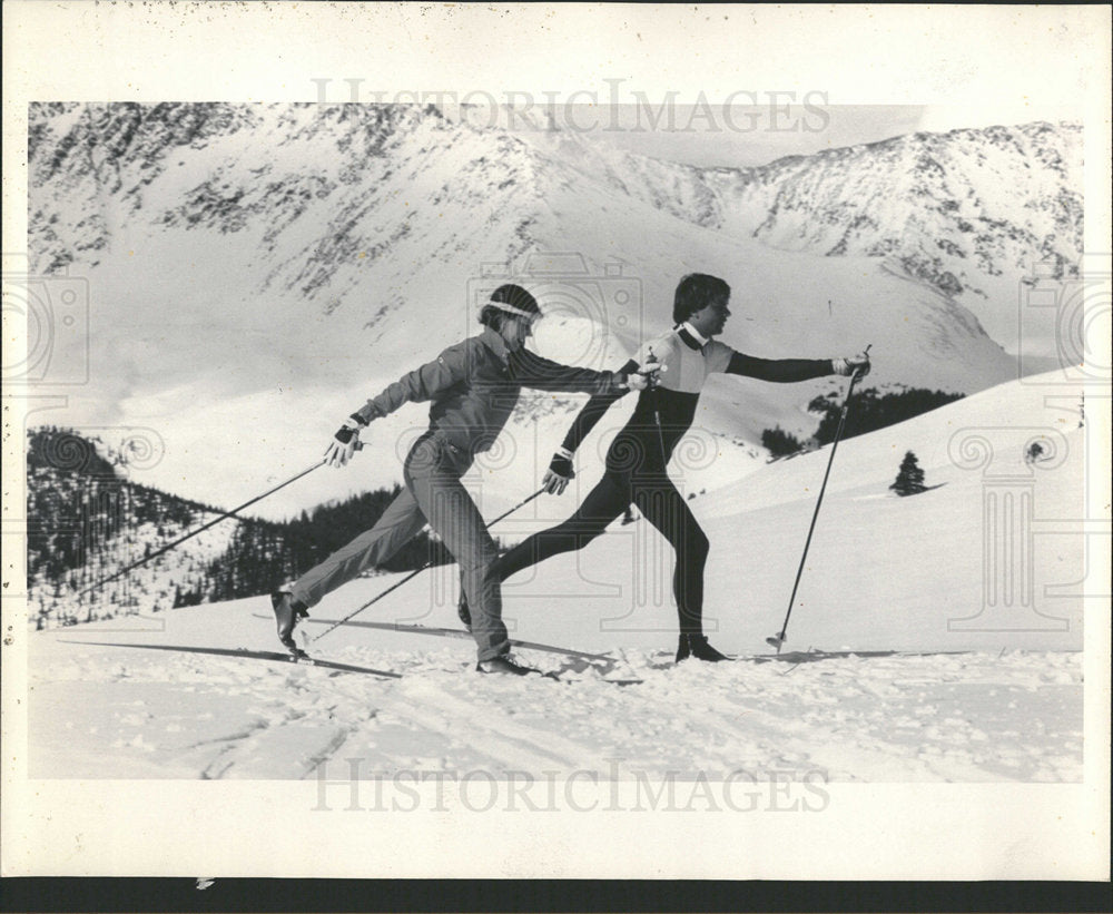 1985 Press Photo Colorado Golf Course test skiers Lake - Historic Images