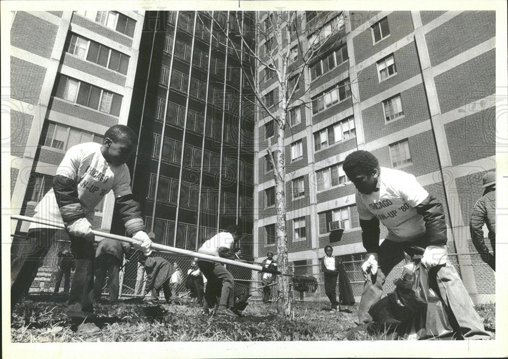 1981 Press Photo Johnny Beals Dion Bagman Debris rake  - Historic Images