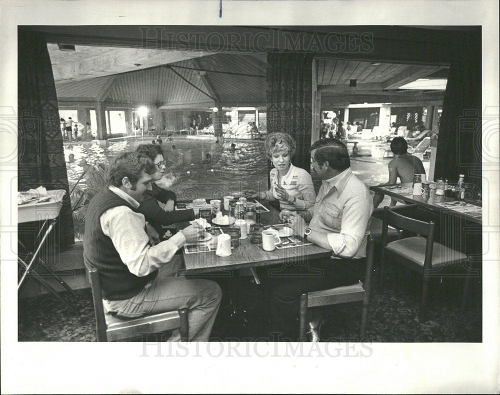 1978 Press Photo Coffee Shop With Pool in Background - Historic Images