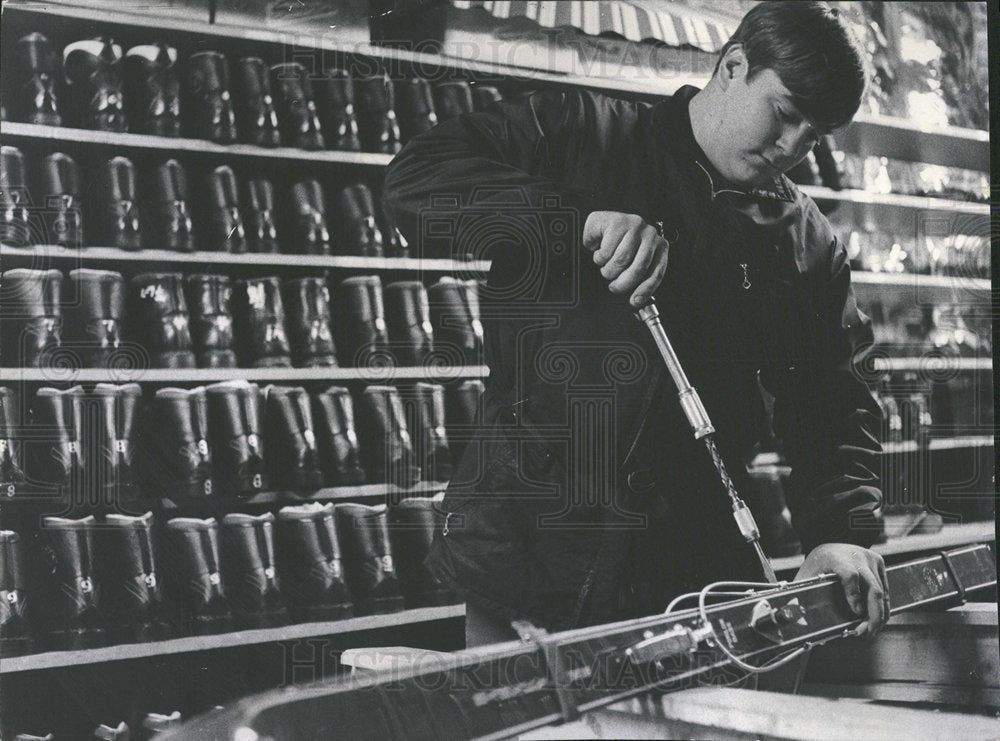 1968 Press Photo Tnhunder Mountian Rental Shop Attendan - Historic Images