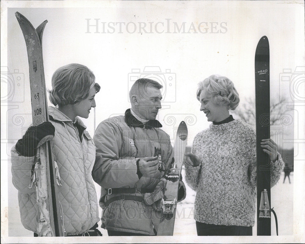 1963 Press Photo Lifeguard pretty girls snow ski slope  - Historic Images
