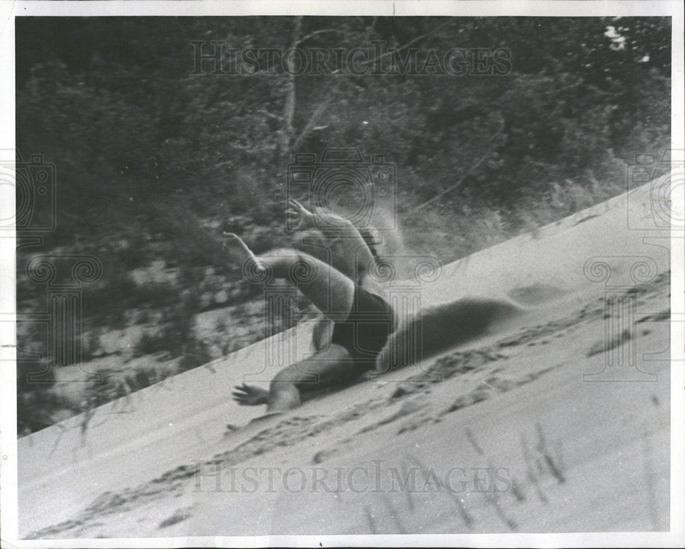 1967 Press Photo Duane Hall Sand Skiing Warren Michigan - Historic Images