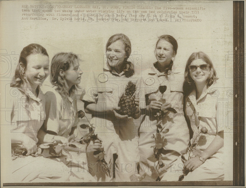 1970 Press Photo Flower Pineapple Woman Scientific Team - Historic Images