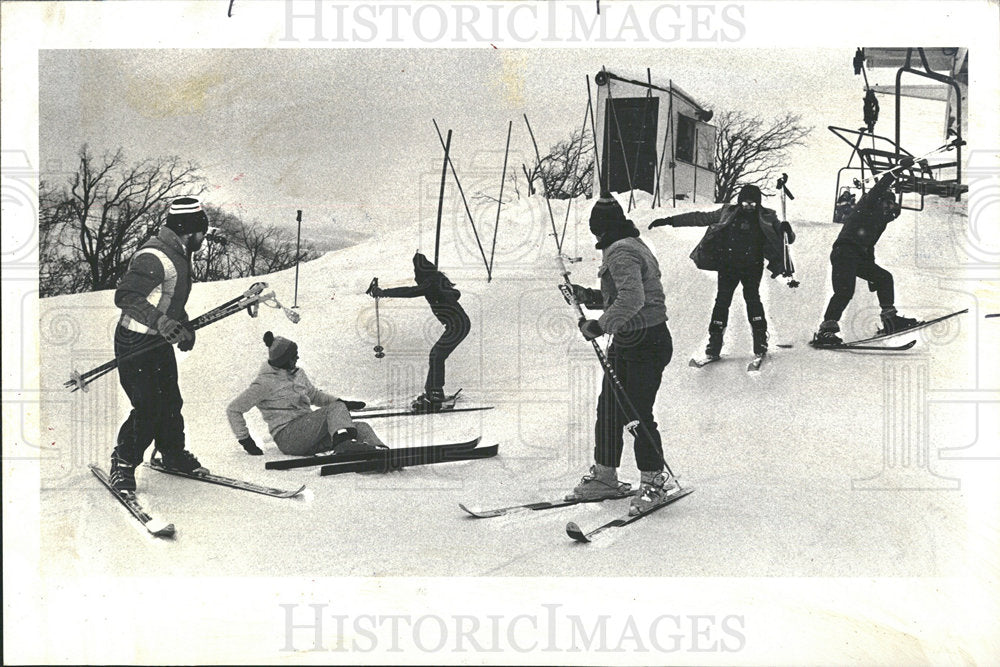 1979 Press Photo Skiers Leaving Lift Spills Badluck  - Historic Images