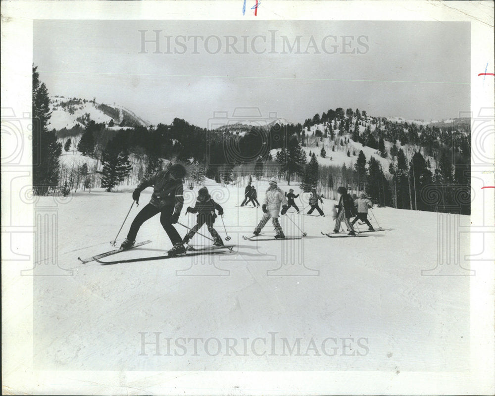 1974 Press Photo Kiddie Class of Beginners Skiing - Historic Images