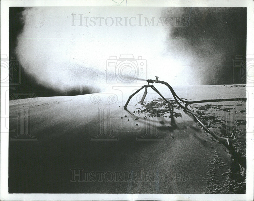 1973 Press Photo Pour onl Snow Makers Midwest Ski - Historic Images