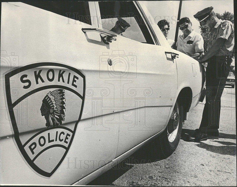 1966 Press Photo Skokie police question Jensen area  - Historic Images
