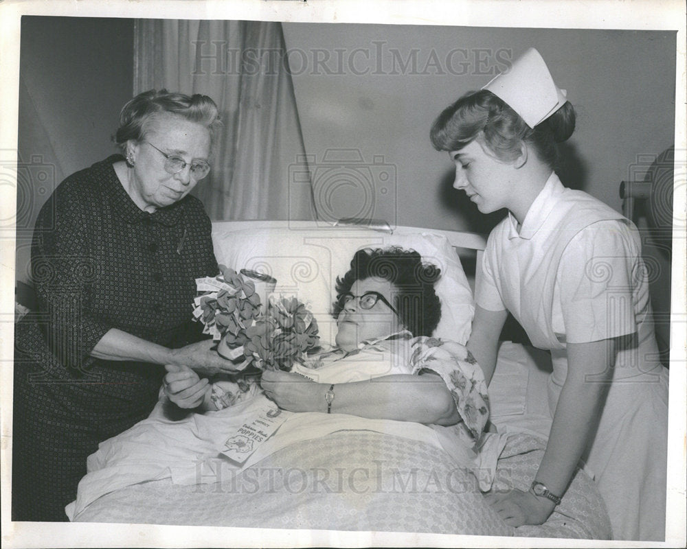 1960 Press Photo Mrs. H. Chase Poppy Day St. Bernard&#39;s  - Historic Images