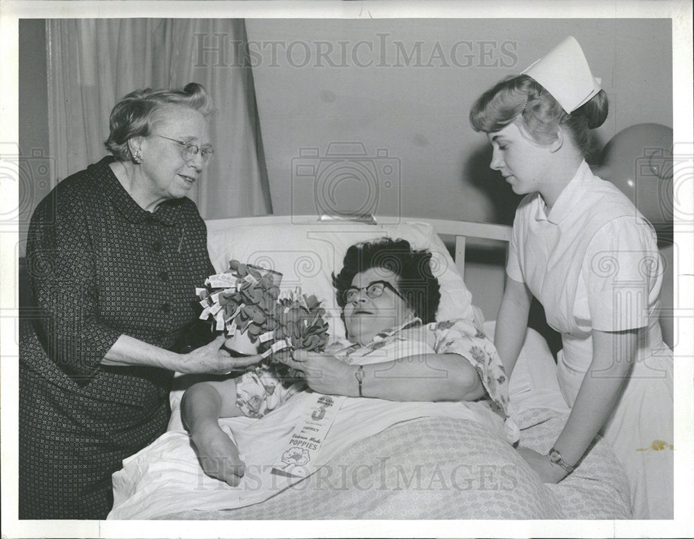1960 Press Photo Mrs.Hugh Chase selling poppies in hosp - Historic Images