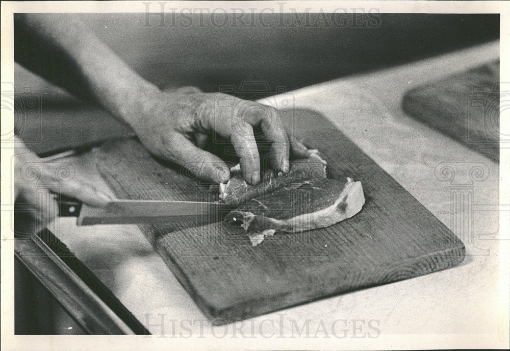 1981 Press Photo Keller doing step by step pork carving - Historic Images