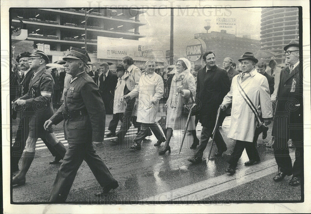 1975 Press Photo Former Polish Army Members Parade - Historic Images
