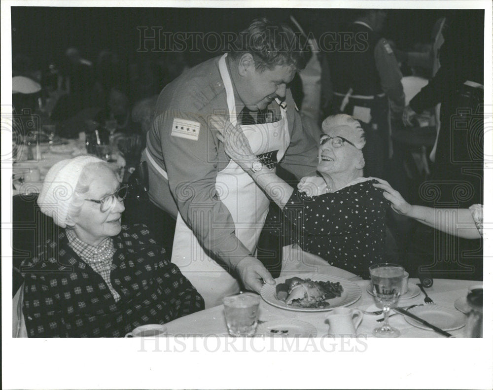1991 Press Photo Patrolman Pat Mangan Lil Mackin Turkey - Historic Images