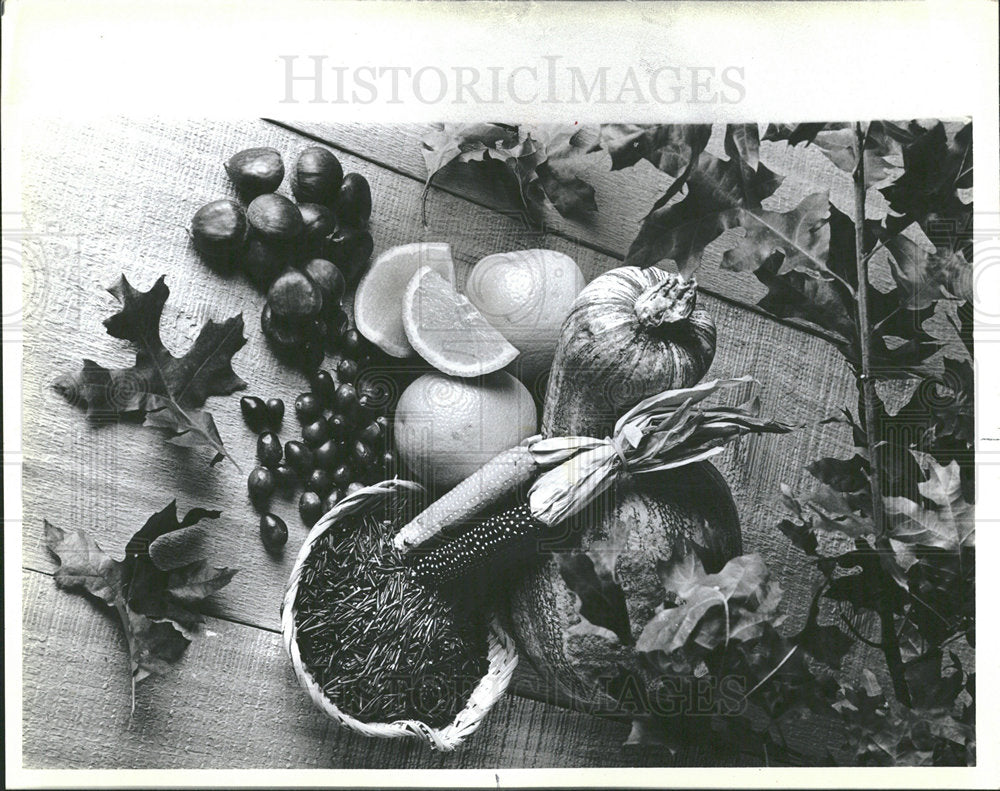 1985 Press Photo Non-Traditional Thanksgiving Meal - Historic Images