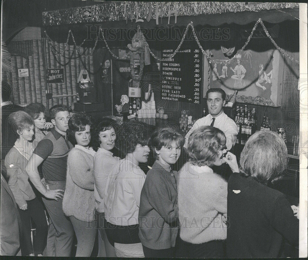 1968 Press Photo Popple Tropicana spirits Bar Combo  - Historic Images