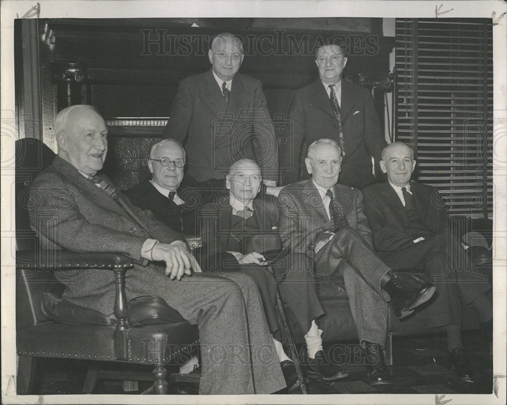 1944 Press Photo Seven Pontiac Business Professionals - Historic Images