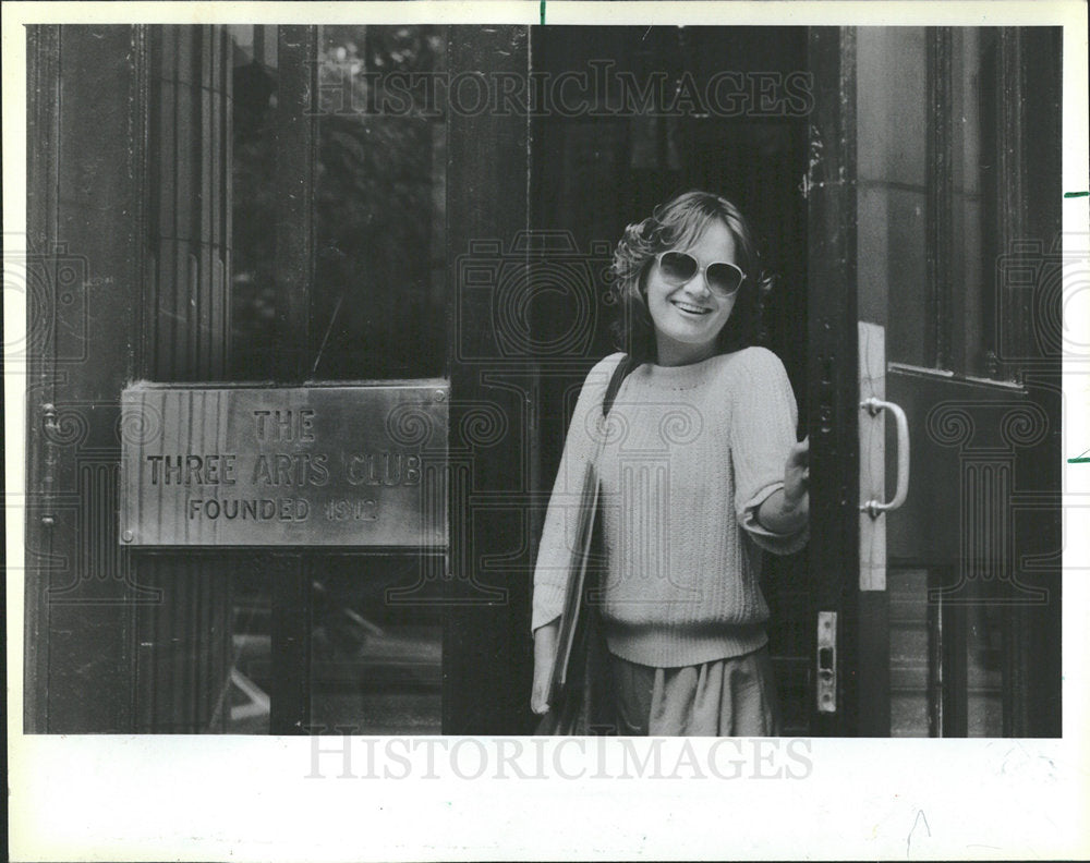 1984 Press Photo Ann Robinson living at Three Arts. - Historic Images