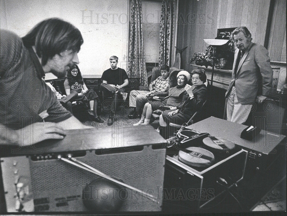 1972 Press Photo Vista Worker Gruba Video Tape Student  - Historic Images