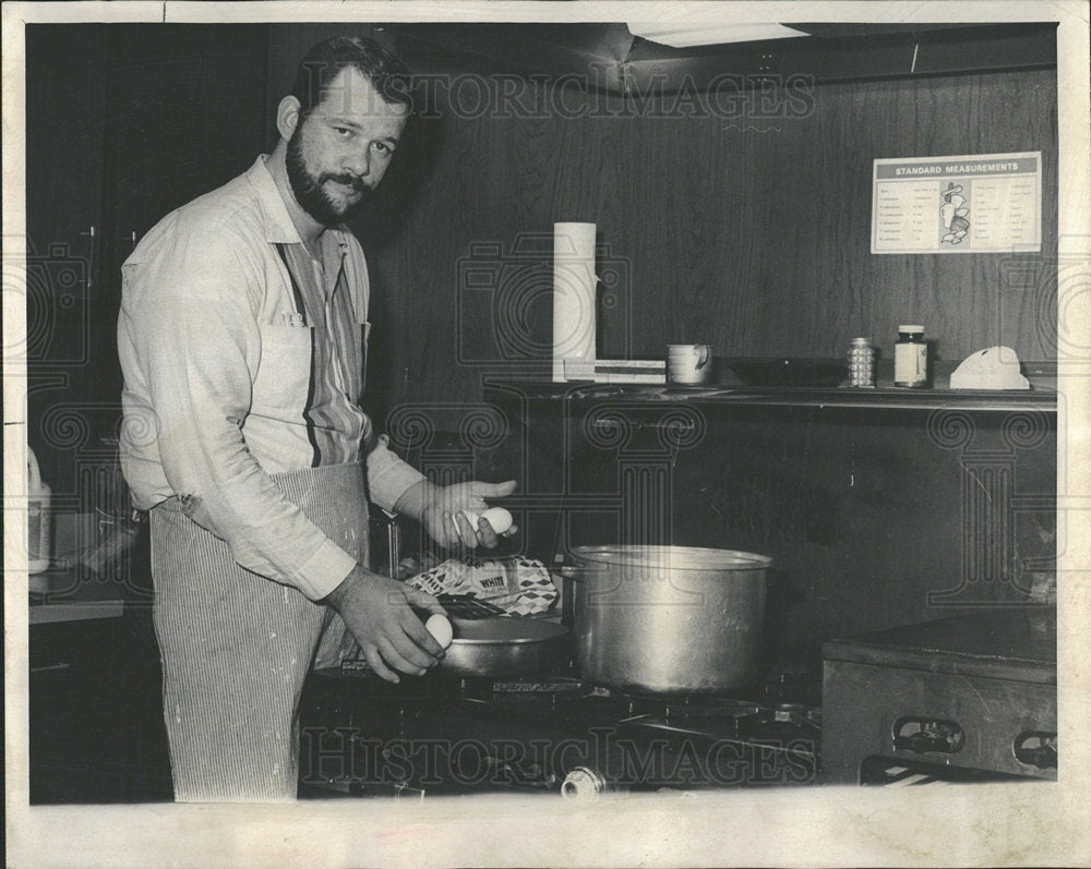 1969 Press Photo John Price Prepares Breakfast Members  - Historic Images