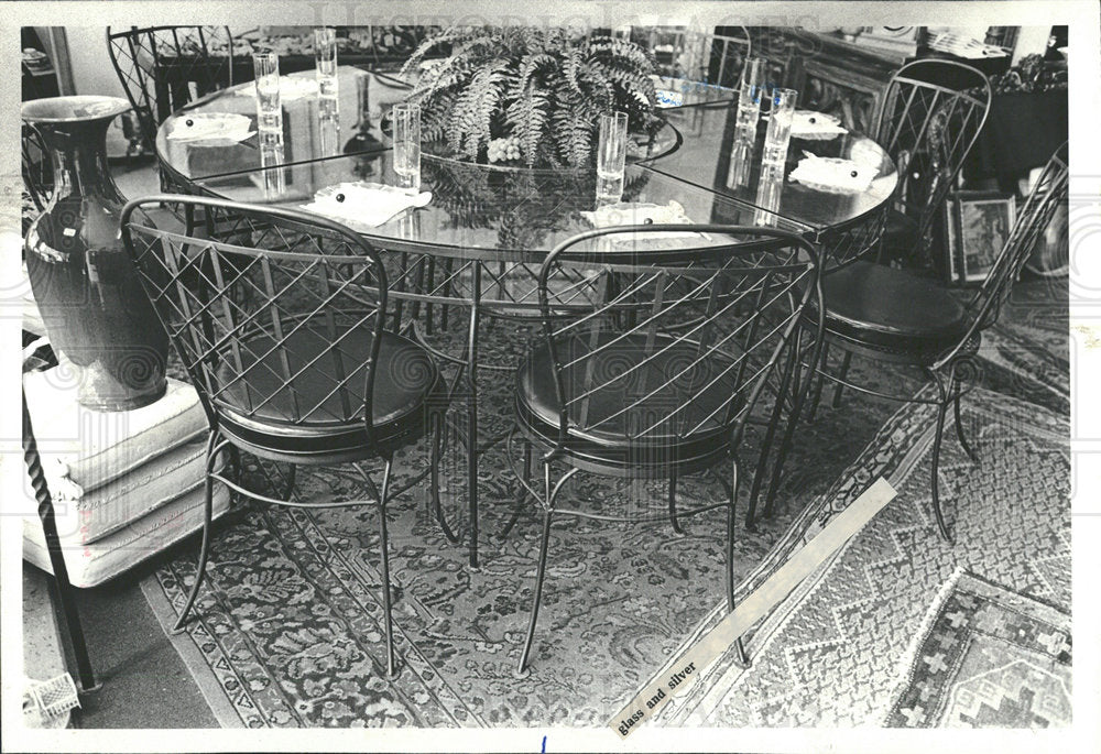1978 Press Photo Buffet table Iron Chairs Glass Massive - Historic Images