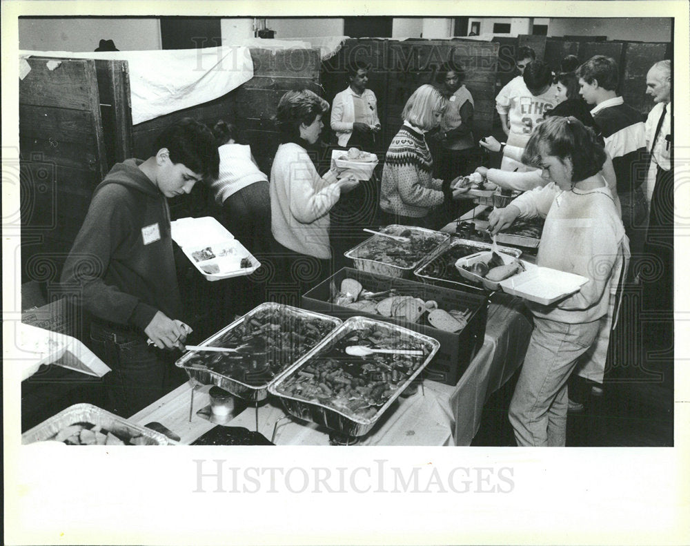 1985 Press Photo Volunteers Prepare Thanksgiving Dinner - Historic Images
