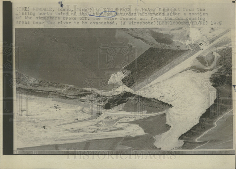 1976 Press Photo Teton Dam Breaks Causes Evacuations - Historic Images