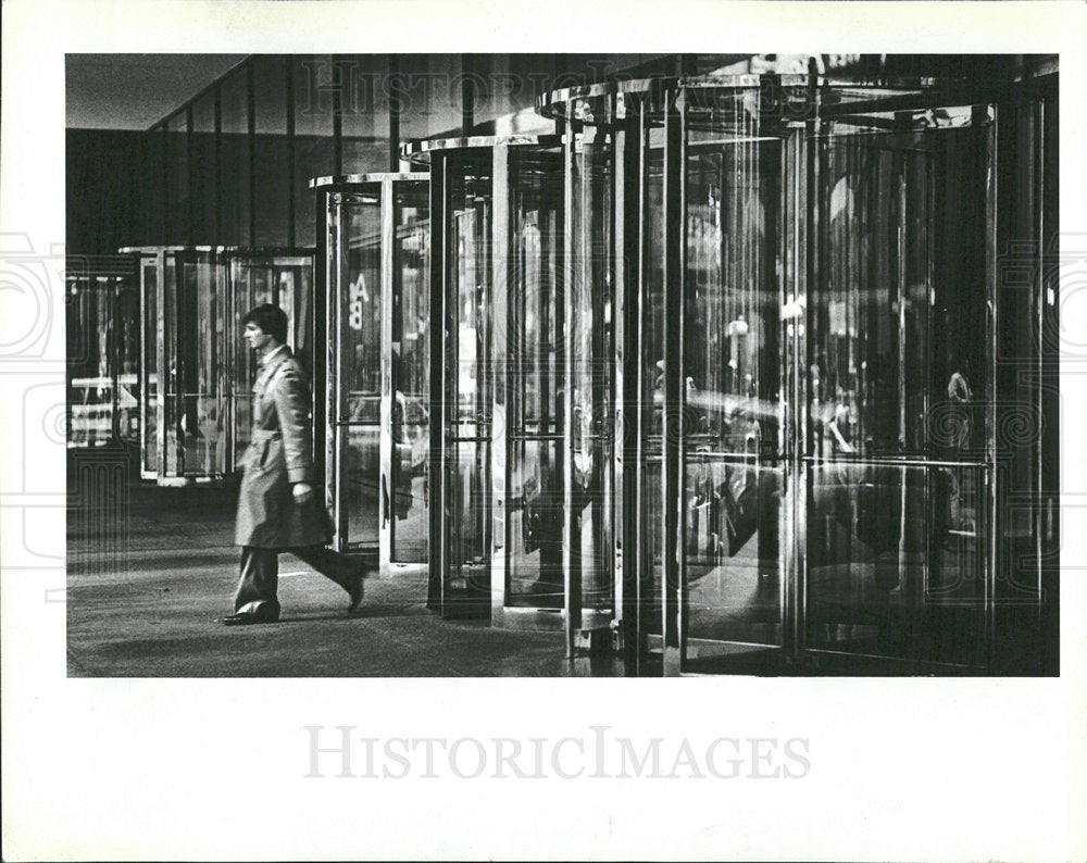 1982 Press Photo Jungle gym glass Chrome Monore Blood - Historic Images
