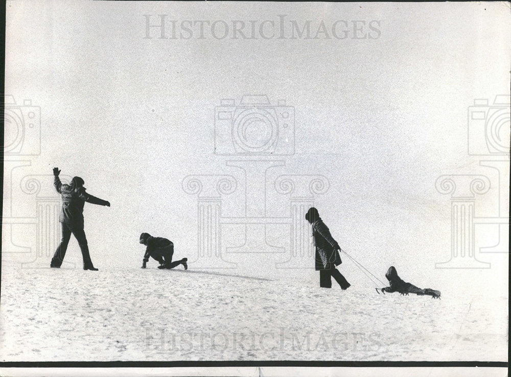 1974 Press Photo Christmas Sleds Play Hill Montrose  - Historic Images
