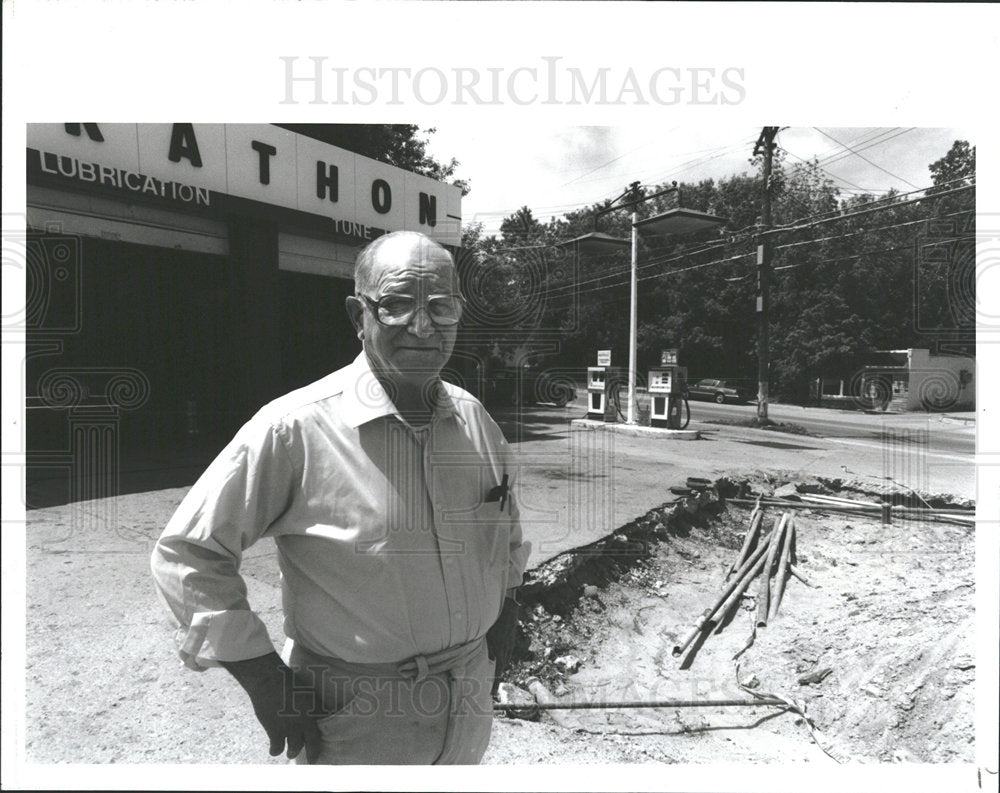 1991 Press Photo Joseph Mossel Gas Station Pontiac Lake - Historic Images