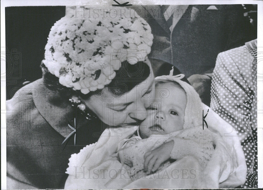 1956 Press Photo Mary Jean Eisenhower Cuddles Grandma - Historic Images