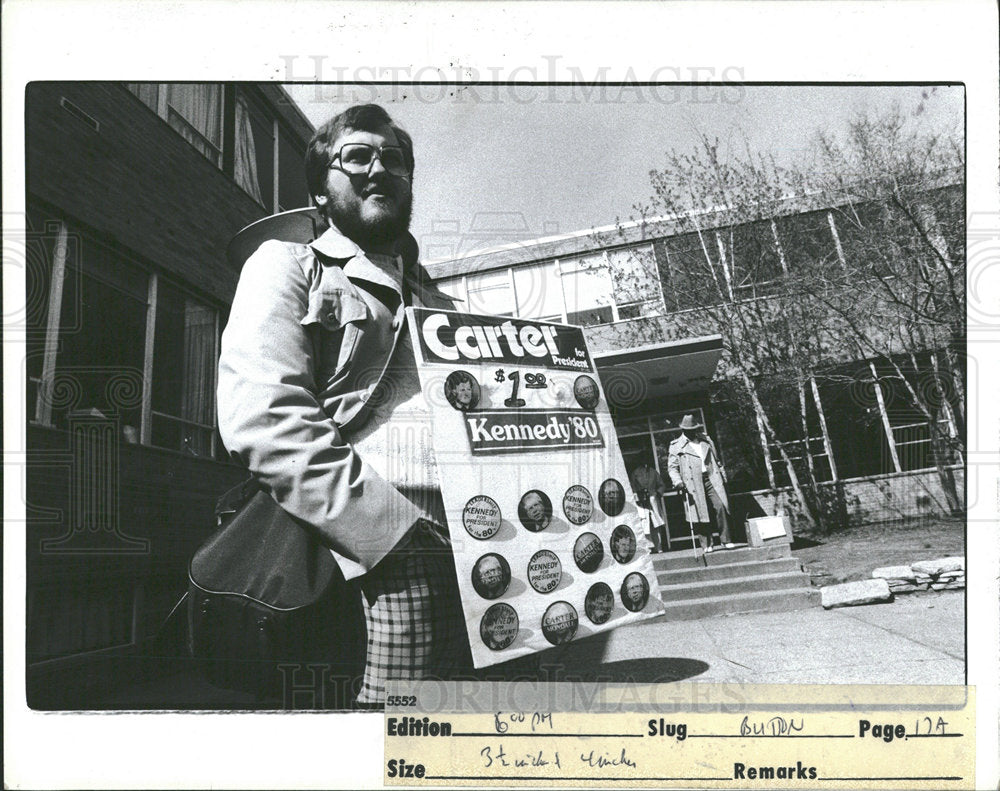 1980 Press Photo Greg Mann Button Seller Detroit - Historic Images