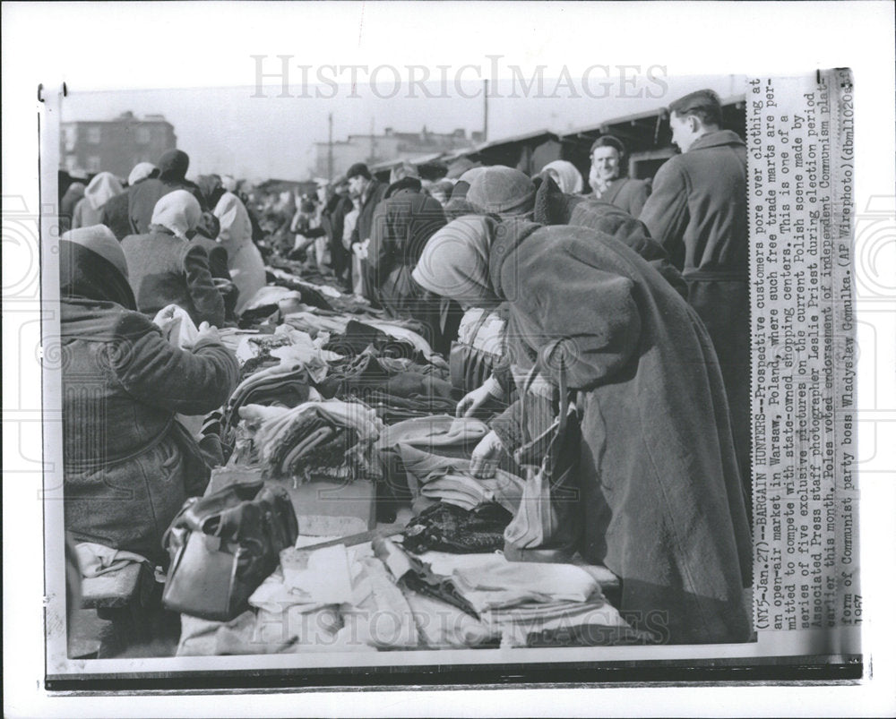 1957 Warsaw Poland Customer Cloth Market - Historic Images
