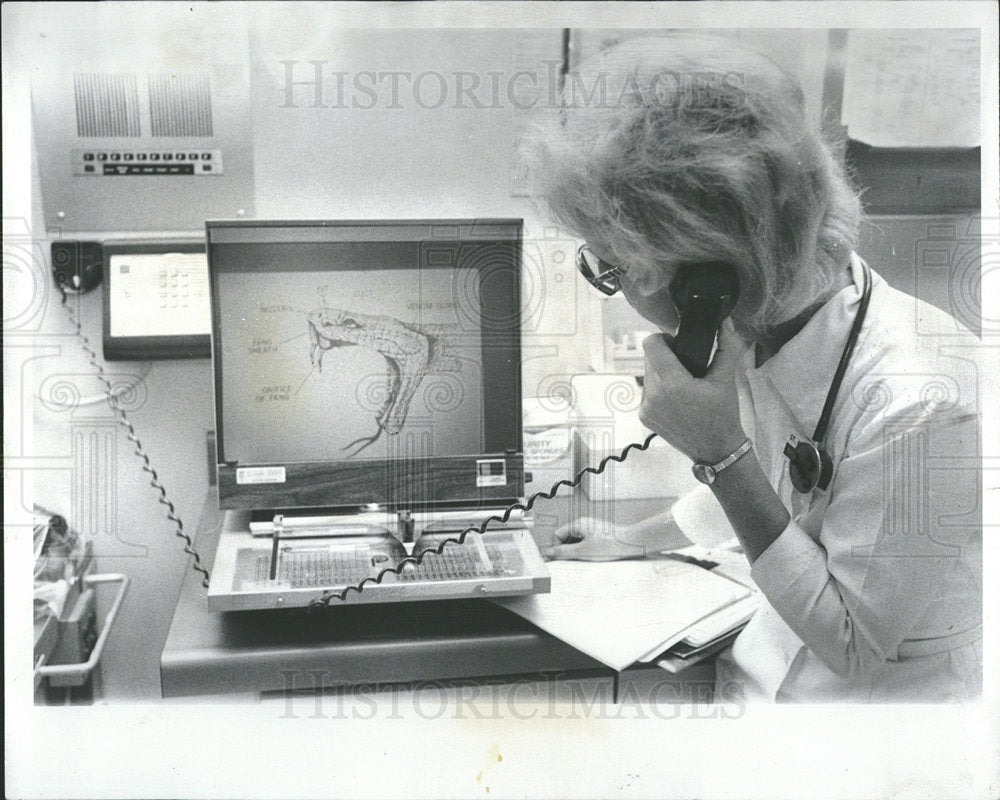 1977 Press Photo snake computer doctor identifying  - Historic Images