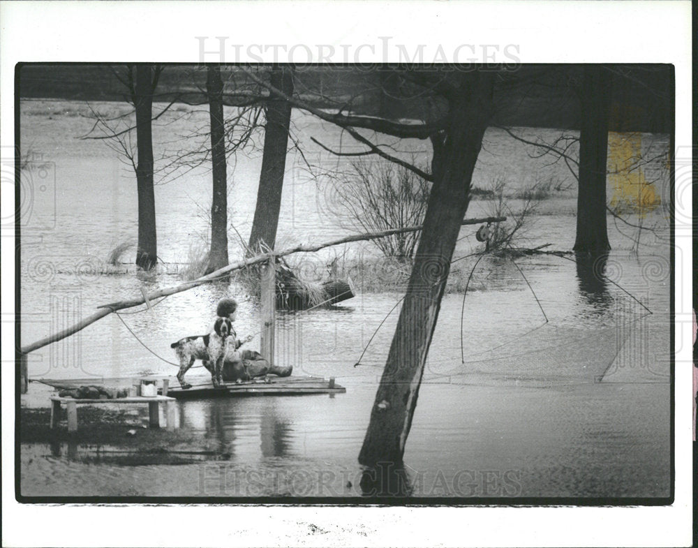 1985 Press Photo Michigan floods dog girl water  - Historic Images