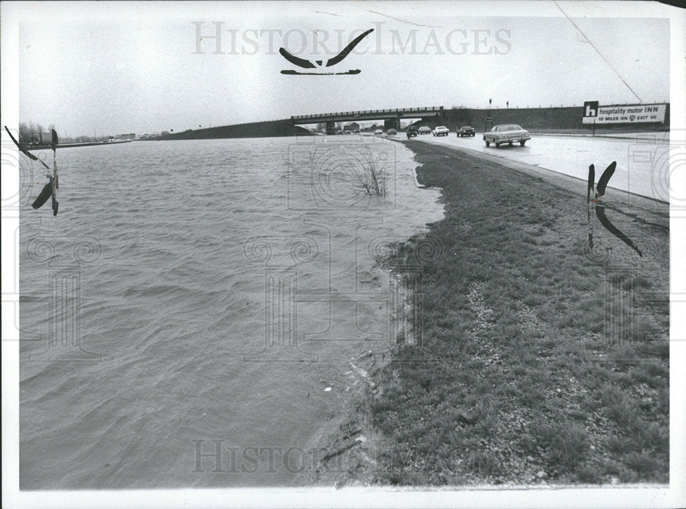 1973 Press Photo Flood Overflow Expanse Water Submerge  - Historic Images