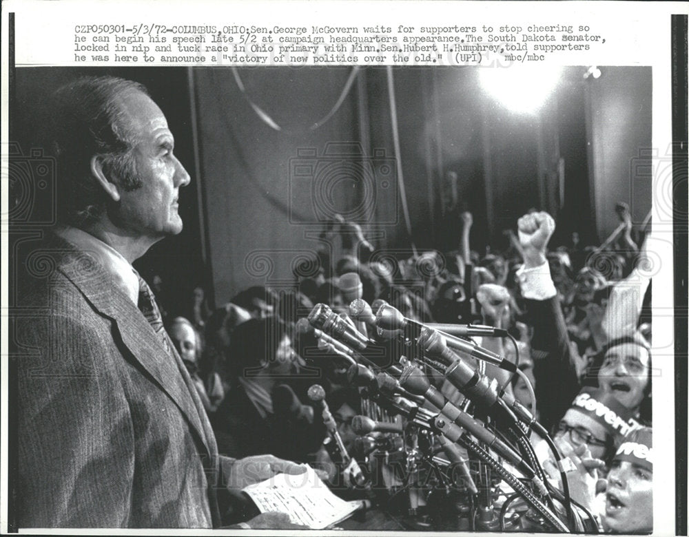 1972 Press Photo Sen George McGovern campaign Cheering - Historic Images