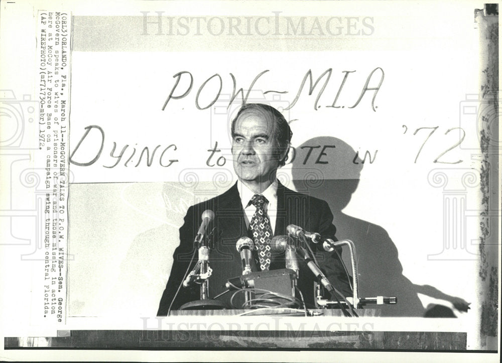 1972 Press Photo Sen. George McGovern McCoy Air Base - Historic Images