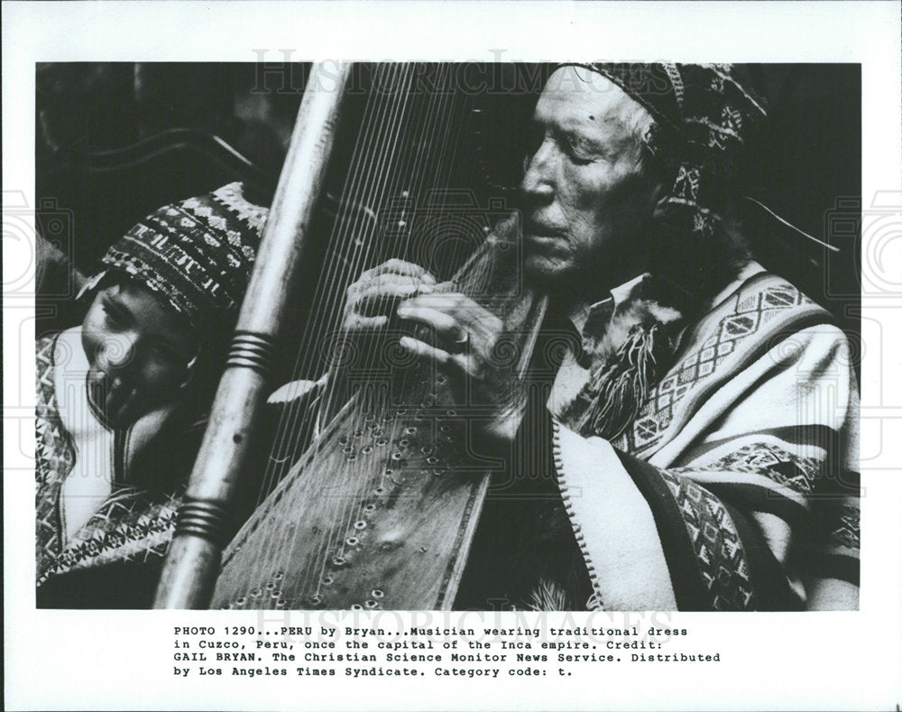 1984 Press Photo Musician Wears Traditional Clothing - Historic Images