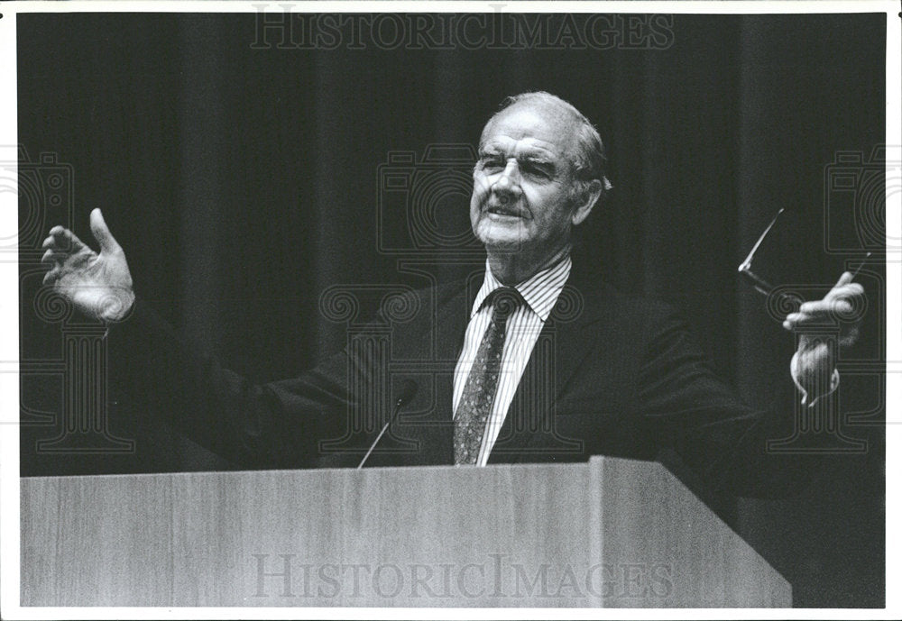 1990 Press Photo George McGovern Lecturing At Cornell - Historic Images