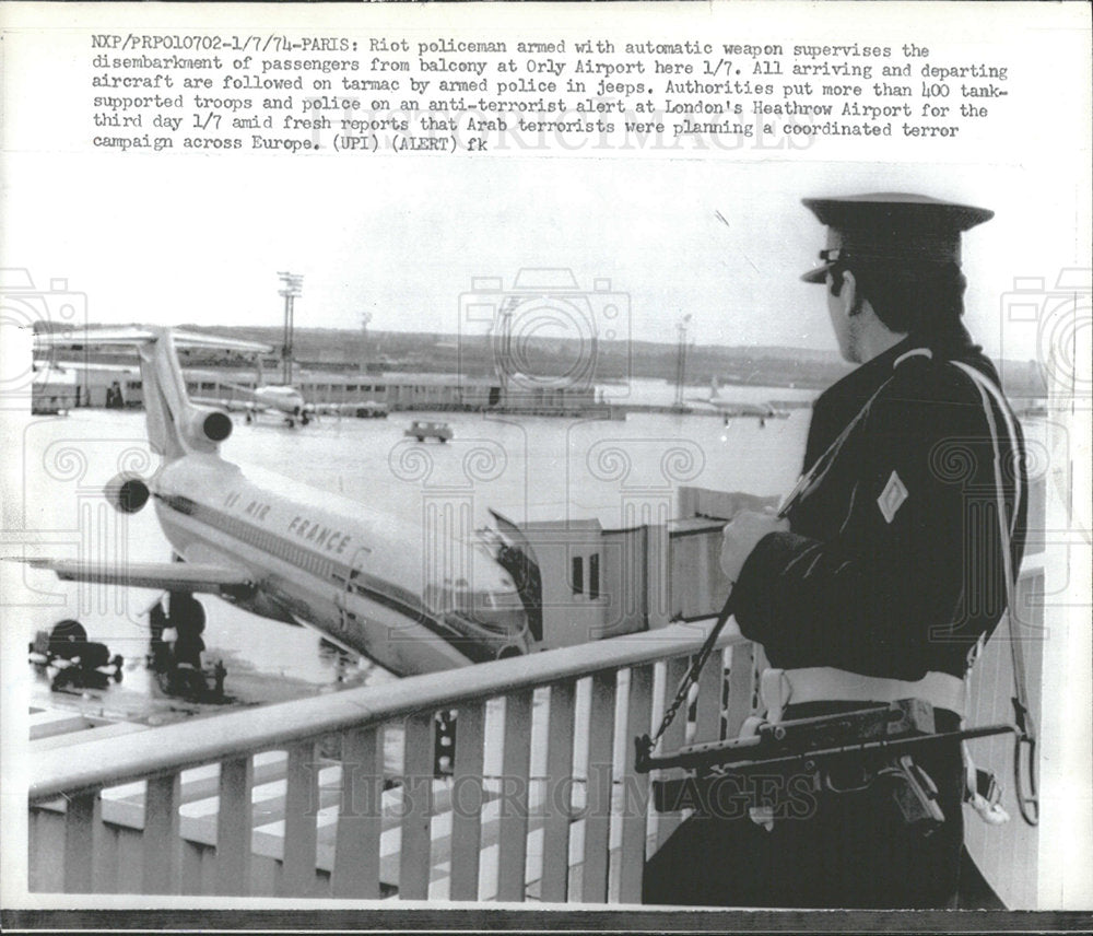 1974 Press Photo Policeman Orly Airport Arab Terrorist - Historic Images