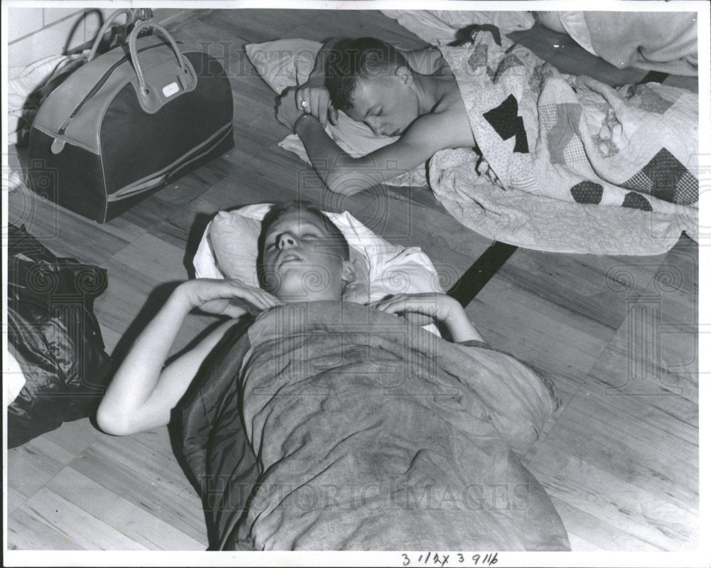 1962 Press Photo Cadets Sleep On Gym Floor - Historic Images