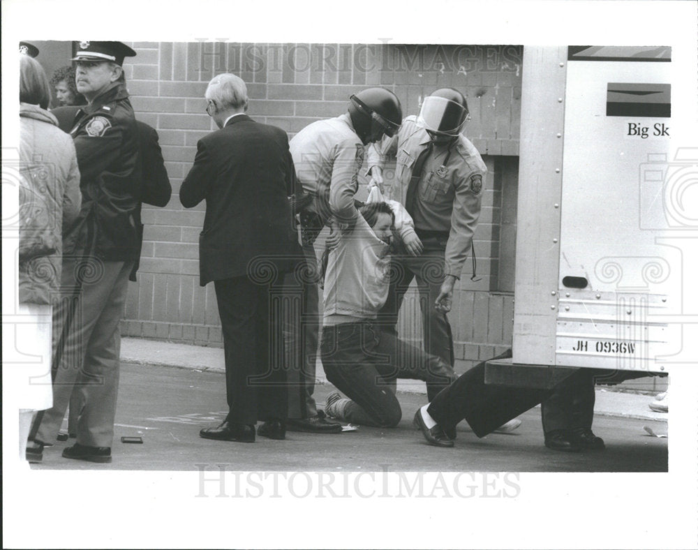 1989 Press Photo Police Load U-Haul With Pro-Lifers - Historic Images