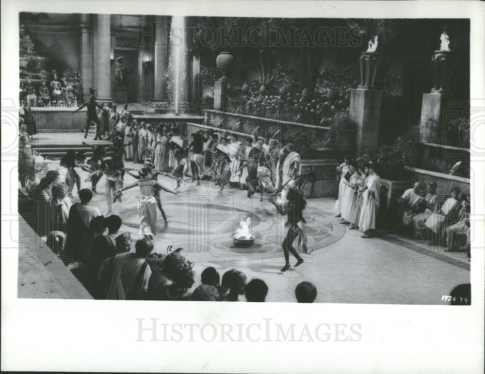 Press Photo A Crowd Watches Dancers Perform - Historic Images