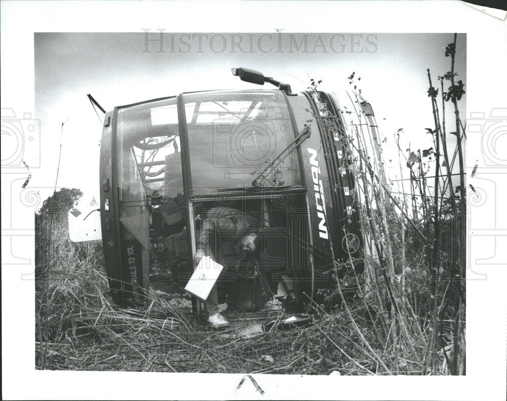 1989PressPhoto Donald O&#39;Farrell out of Overturned bus. - Historic Images