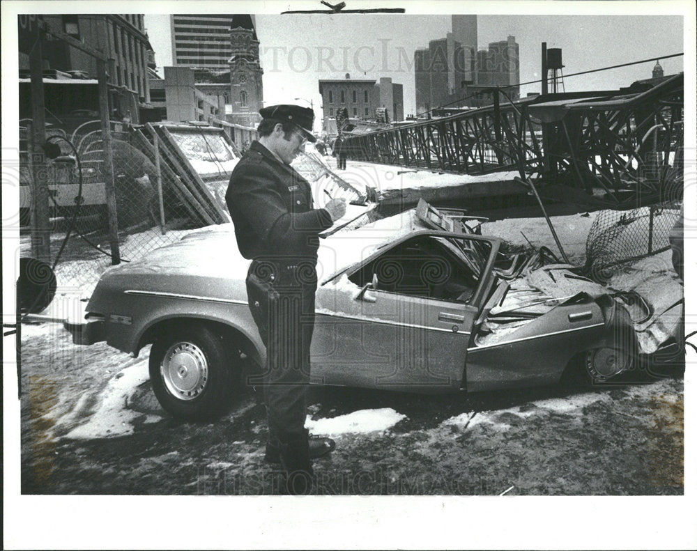 1981Press Photo Det.Police reporting Crane-Car accident - Historic Images