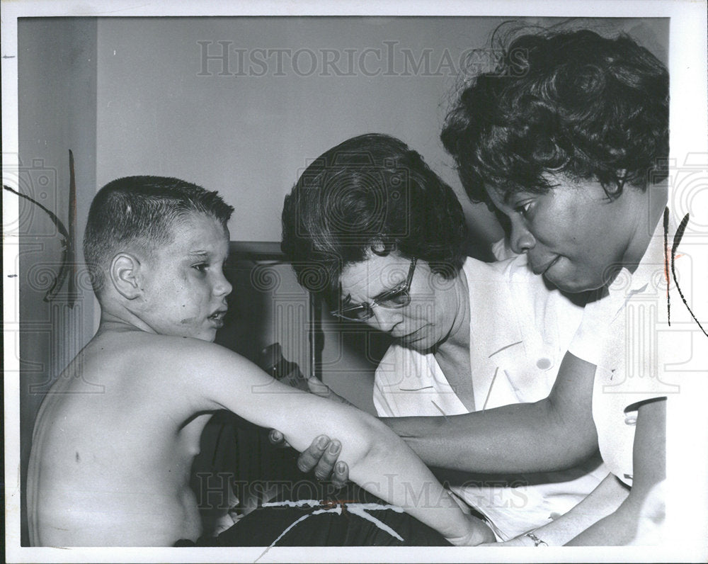 1966 Press Photo Accidents Delray Hospital Nurse Treatm - Historic Images