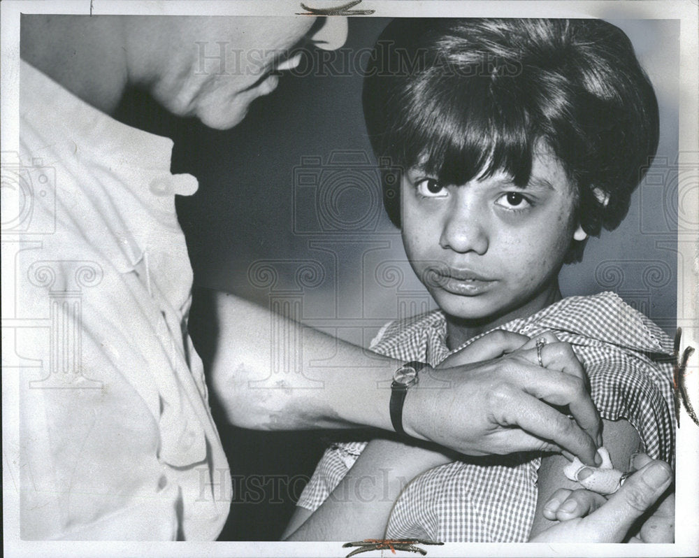 1966 Press Photo Treatment for girl in Delray Hospital. - Historic Images