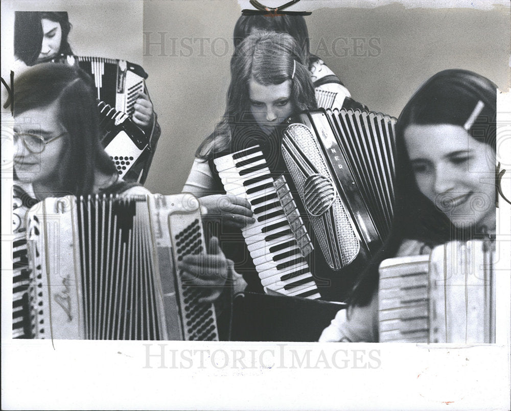 1974PressPhoto Ann Marie, Anne &amp; Lori playing Accordion - Historic Images