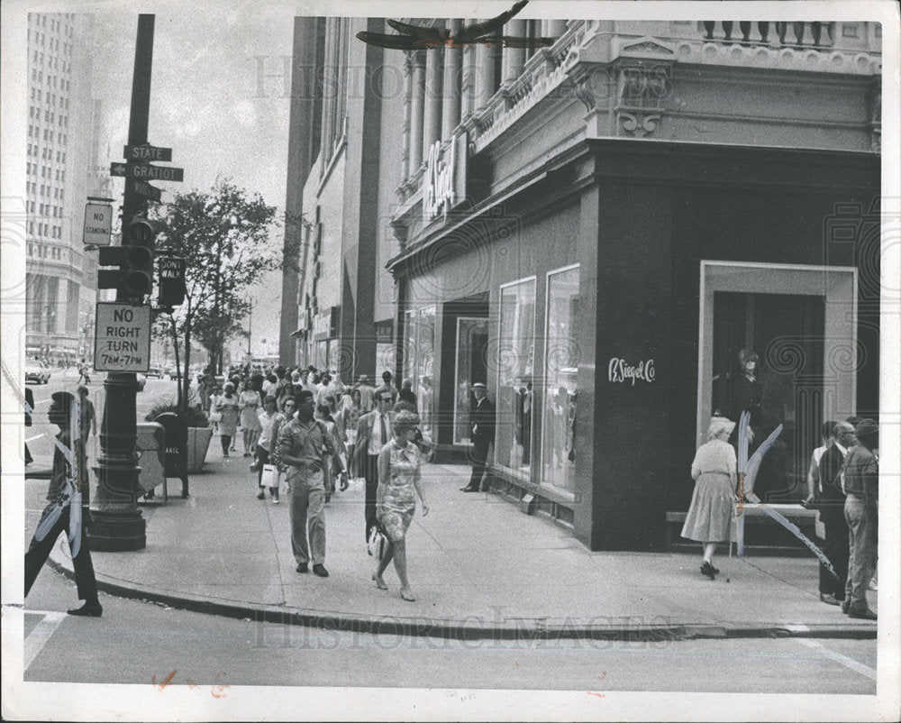1969 Press Photo Woodward Shopper - Historic Images