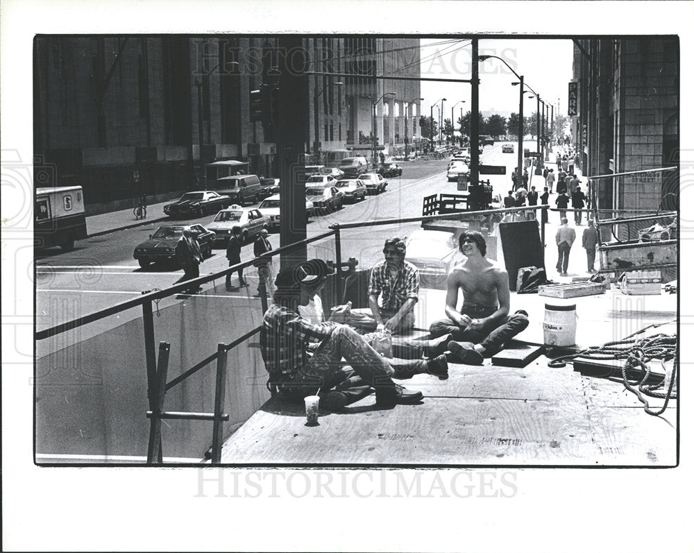 1981 Press Photo FORO BLDG WEATHER HAT  SULLIUAN - Historic Images