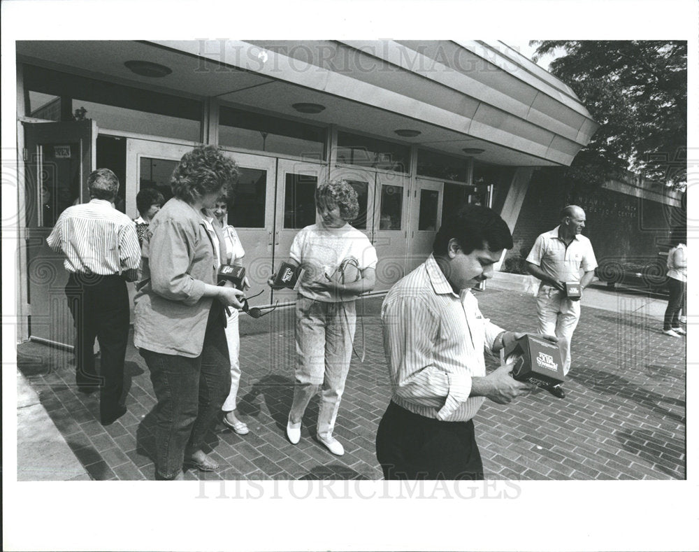 1989 Press Photo McLouth Steel Anual Stock Employees  - Historic Images